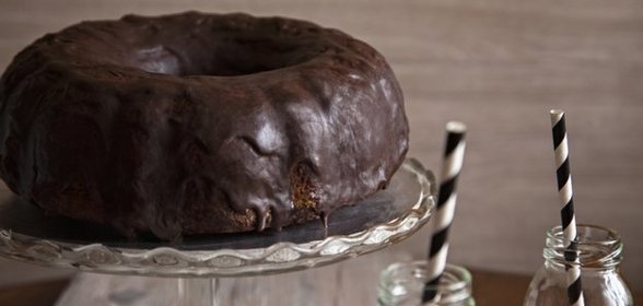 Шоколадный торт в глазури