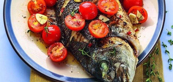 Рыба с помидорами в греческом стиле