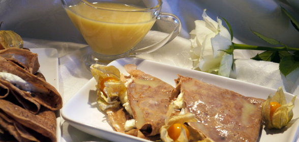 Schoko-Rum-Crêpes или шоколаднo-ромовые блинчики с белым шоколадным соусом и творожным кремом