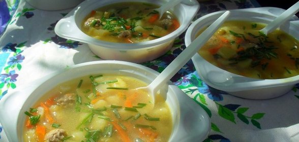 Суп с фрикадельками и зеленым горошком Дачный