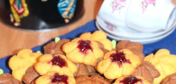 Шоколадно-цветочный бисквит
