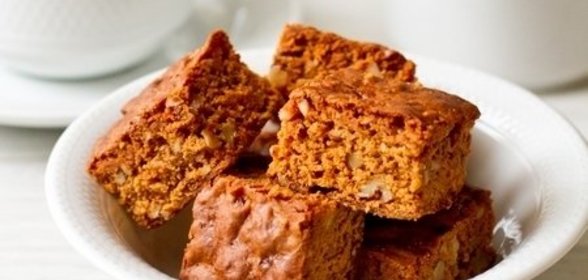 Пирог с вареной сгущенкой и грецкими орехами