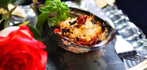 Мидии с вялеными томатами под пармезановой крошкой