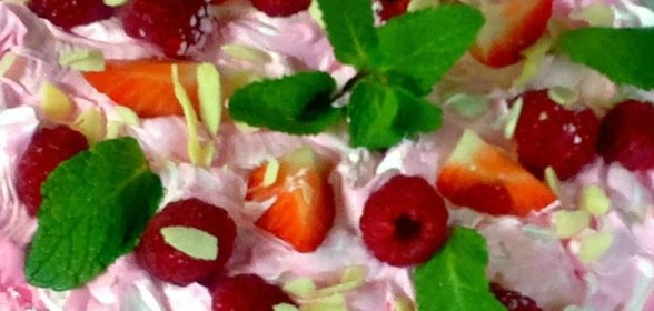 Розовый торт - холодный Чизкейк с ягодами