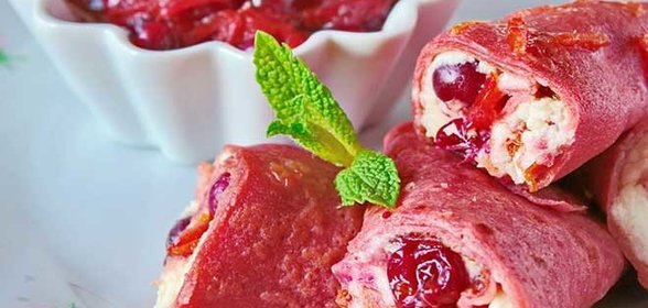 Блины из запеченной свеклы с маскарпоне и клюквой