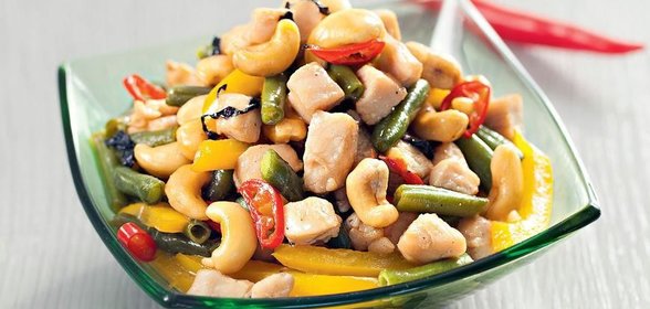 Курица с зеленой фасолью, перцем и кешью