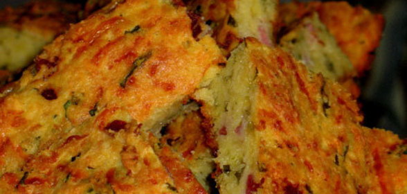 Кукурузный пирог с сыром и сырокопчёной ветчиной