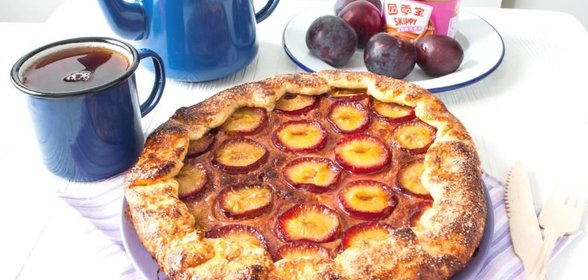 Галета со сливами и арахисовой пастой