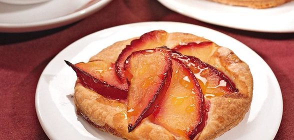 Пирожные со сливами и козьим сыром