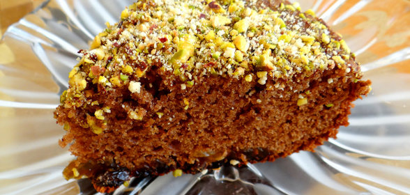 Медово-шоколадный пирог с изюмом и солёными фисташками