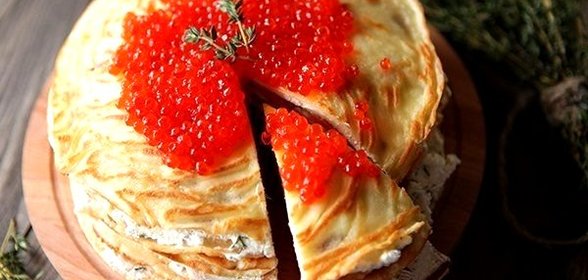 Блинный торт с лососем и сыром