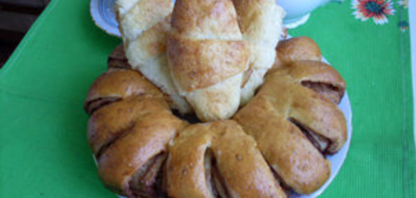 Пирожки и венок с корицей из творожного теста