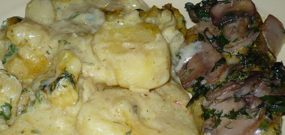 Печеные картофель с рыбой под грибным соусом