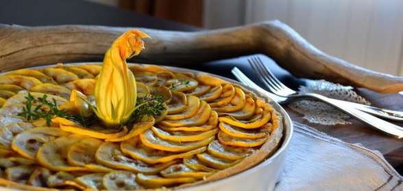 Киш из курицы под сливочным соусом с цукини-гриль