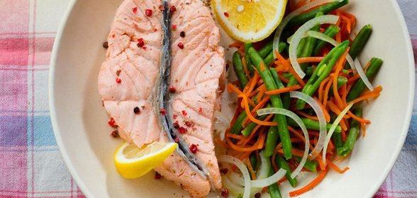 Филе семги с зеленой фасолью, луком и морковью
