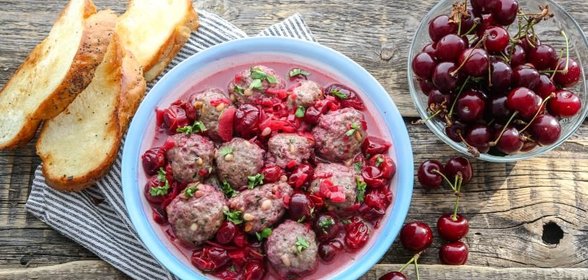 Кюфта из баранины с вишневым соусом