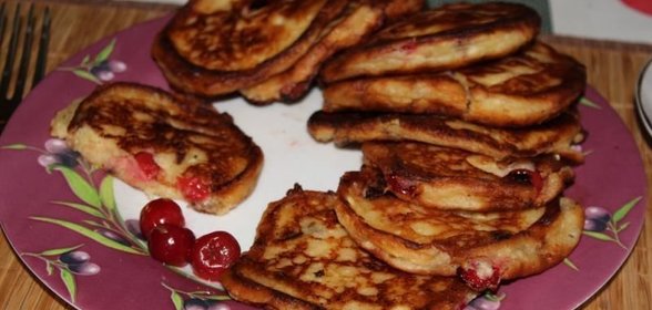 Сырники из творога с вишней и шоколадом