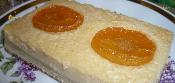 Творожно-сметанный пирог с абрикосами