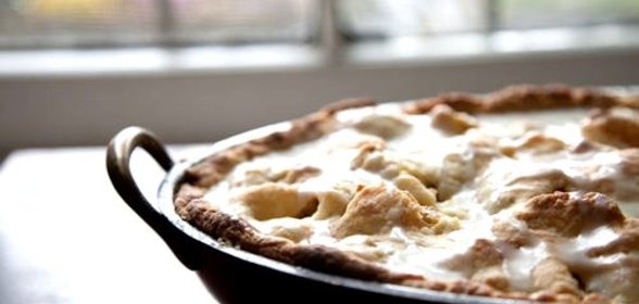 Пирог с грушами и яблоками