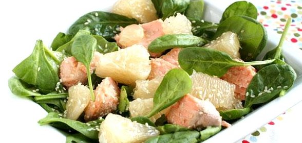 Салат с лососем и помело