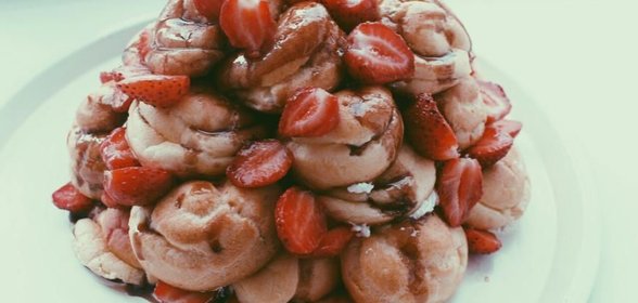 Профитрольный торт с ягодами и шоколадной глазурью