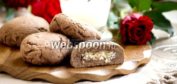 Шоколадное печенье с кокосовой начинкой