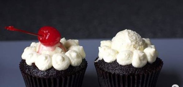 Шоколадные маффины со сливками и вишней