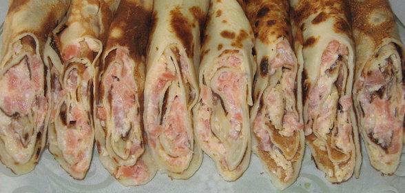 Блины на пиве с начинкой из семги
