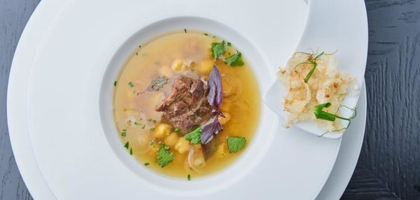 Хаш из оленя с нутом и чипсами из сухожилий