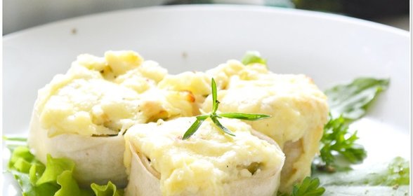 Лаваш с начинкой, запеченный под сырным соусом