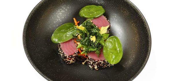 Тунец в кунжуте с овощами-вок