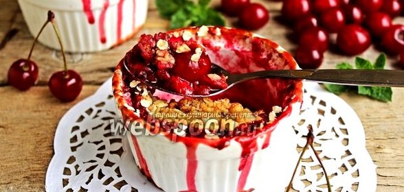 Вишнёвый крамбл с овсяной крошкой