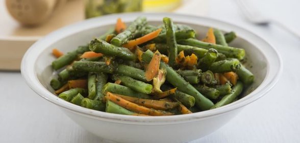 Зеленая фасоль с морковью и чермулой