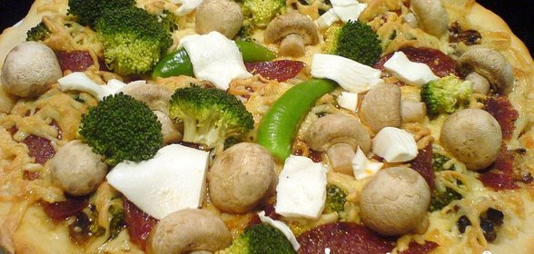 Chicago Style Pizza at Pizzeria Uno - пицца, которая мне очень понравилась на youtube.com