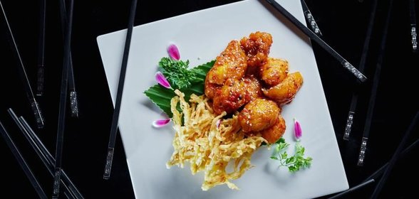 Обжаренный кальмар с грибами иноке с соусом XO