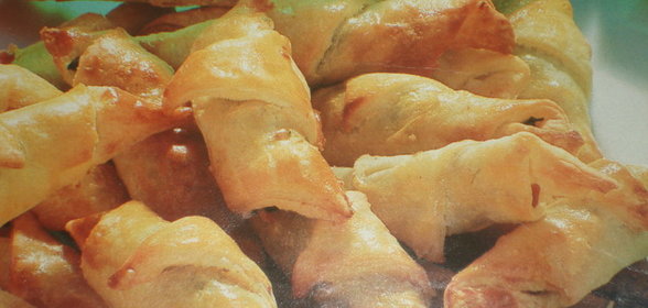 Рожки со шпинатом и ветчиной