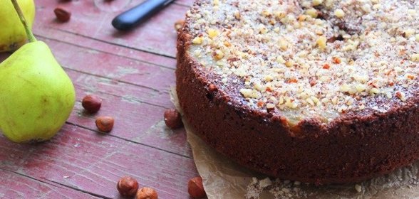 Шоколадно-ореховый пирог с грушами