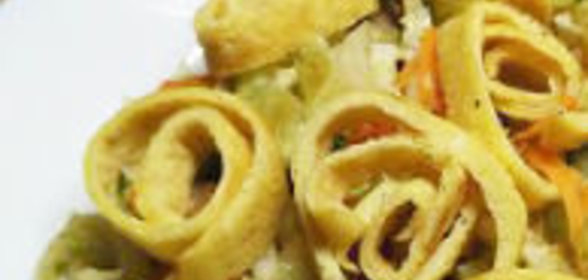 Овощной салат с яичными блинчиками