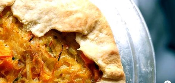 Галет с начинкой из сквоша и лука