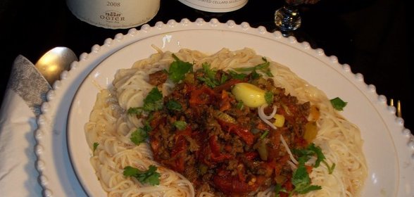 Соус к спагетти из говяжего фарша с вялеными помидорами в вине