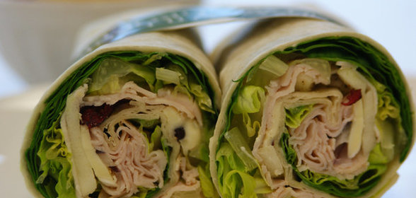 Рулет из лаваша с копченой куриной грудкой