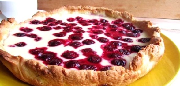 Вишневый пирог с заливкой