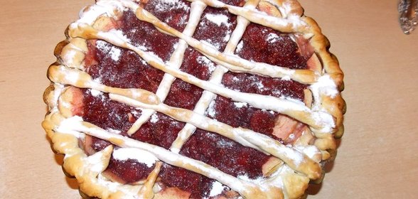 Клубничный пирог с яблоком