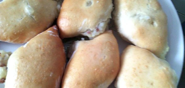 Печеные пирожки с фаршем и картофелем