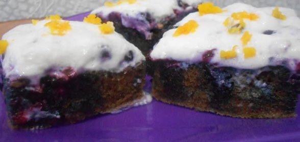 Шоколадно-черничная шарлотка под шоколадным кремом и взбитыми сливками