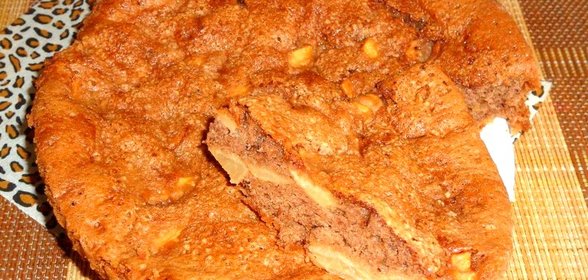 Шоколадный пирог с яблоками