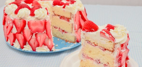 Праздничный клубничный торт: пошаговый рецепт