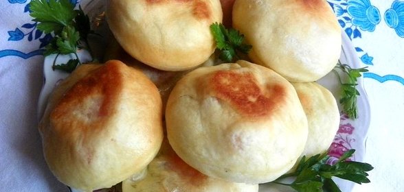 Пирожки с творогом и помидором