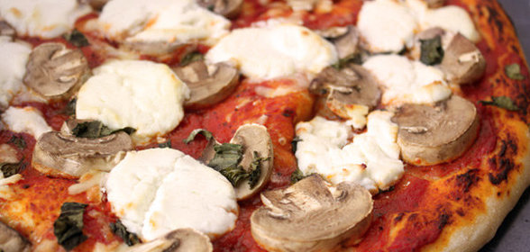Пицца с грибами и козьим сыром