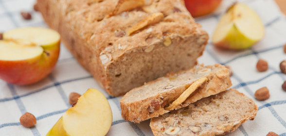 Хлеб с яблоками и орехами
